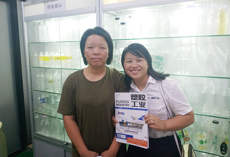 廣州南沙區(qū)東涌飛億達塑料制品廠廠長徐萍(左)