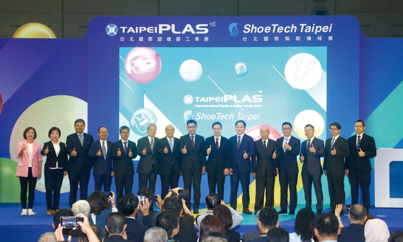 展會由(左起)立法委員何欣純、立法委員楊瓊瓔、工研院機械與機電系統(tǒng)研究所所長饒達(dá)仁、金屬中心執(zhí)行長賴永祥、機械公會塑橡膠機械專委會會長謝樹林、機械公會榮譽理事長徐秀滄、經(jīng)濟(jì)部常務(wù)次長連錦漳、立法院副院長江啟臣、外貿(mào)協(xié)會董事長黃志芳、機械公會理事長莊大立、機械公會榮譽理事長柯拔希、外貿(mào)協(xié)會副董事長陳昱凱、機械公會制鞋機械業(yè)專委會會長黃柏儒、精機中心執(zhí)行副總代總經(jīng)理李健勛、臺灣區(qū)復(fù)合材料公會理事長林嘉佑等貴賓共同