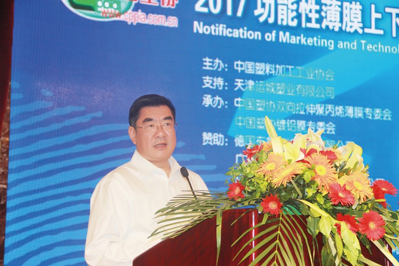 3.中國石油與化學工業聯合會副會長傅向升作“中國石油、化工行業整體運行概況介紹”的發言